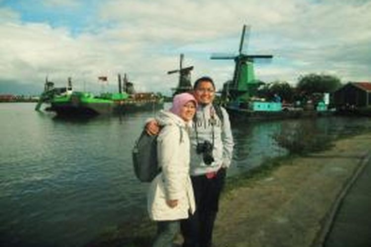 Setiap waktu dan selalu bersama-sama. Itulah kehidupan sehari-hari Octal Pramudito dan Rika Nurmala Putri, pasangan suami isteri yang meraih beasiswa Studeren in Nederland (StuNed) untuk melanjutkan pendidikan S-2 di International Institute of Social Studies (ISS), Den Haag, Belanda.