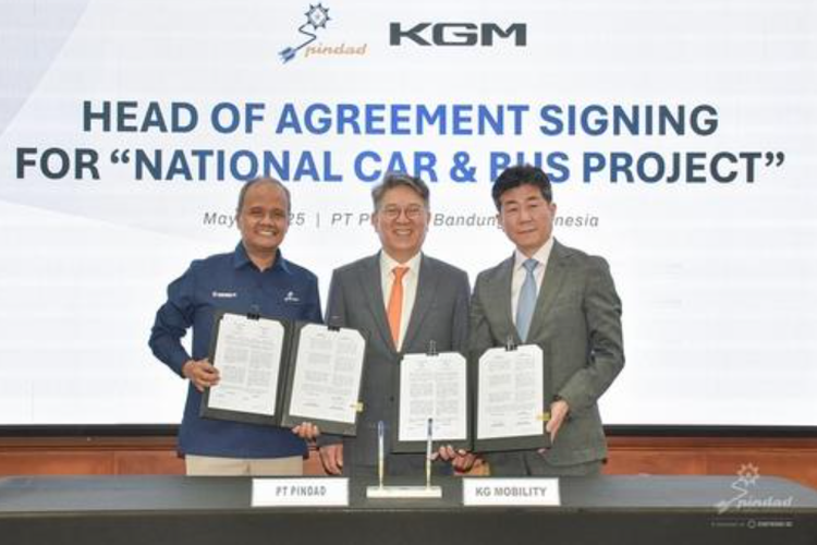 KG Mobility Corporation resmi menjalin kerja sama strategis dengan PT Pindad, perusahaan pertahanan milik negara Indonesia, untuk mendukung proyek pengembangan mobil nasional dan bus listrik di Tanah Air.