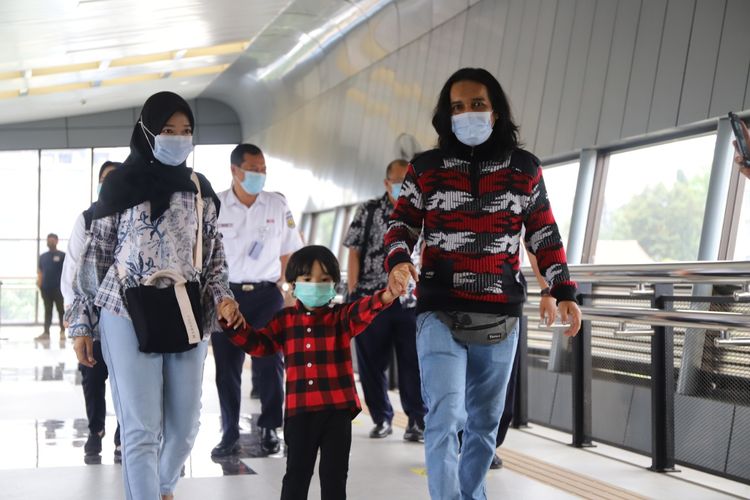 Baim dan keluarganya menyusuri skybridge di Stasiun Bandung, Selasa (13/10/2020).