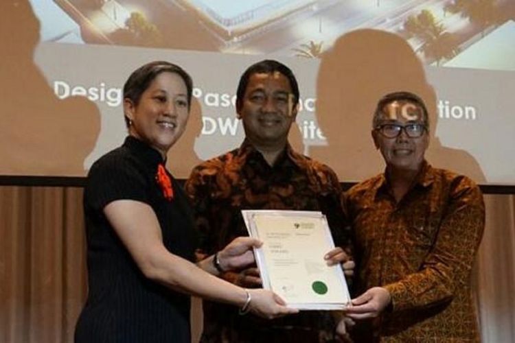 Wali Kota Semarang Hendrar Prihadi menerima penghargaan internasional dalam SIP Planning Awards, di Singapura, Kamis (21/9/2017). Wali Kota Semarang menyabet penghargaan dalam kategori Best Urban Design atau Desain Perkotaan Terbaik 