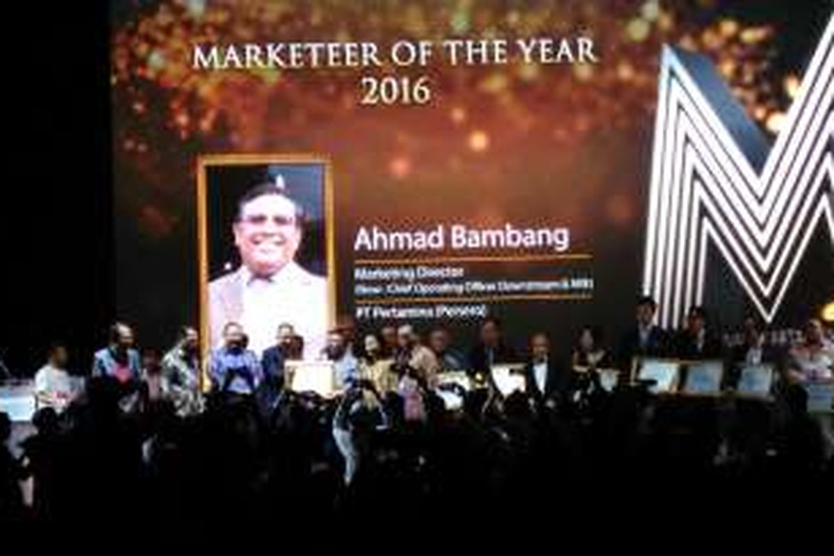 Wakil Direktur Utama Pertamina Ahmad Bambang meraih penghargaan Marketeers of The Year 2016 (MOTY 2016) di Ballroom Ritz Carlton Pacific Place, Jakarta, Kamis (8/12/2016).