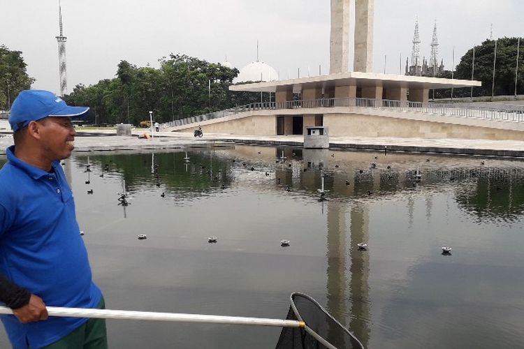 Agus, petugas pembersih kolam di proyek revitalisasi Lapangan Banteng, Pasar Baru, Jakarta Pusat pada Senin (9/4/2018).