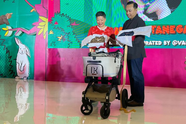 Lelang Baju Bobby Kertanegara Terjual Rp12 Juta