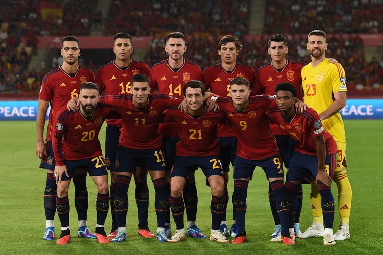 Timnas Spanyol berfoto sebelum kickoff pertandingan melawan Skotlandia pada Kualifikasi Euro 2024 di Stadion La Cartuja, 12 Oktober 2023. Terkini, Spanyol dan Skotlandia lolos ke putaran final Euro 2024 di Jerman. (Photo by JORGE GUERRERO / AFP)