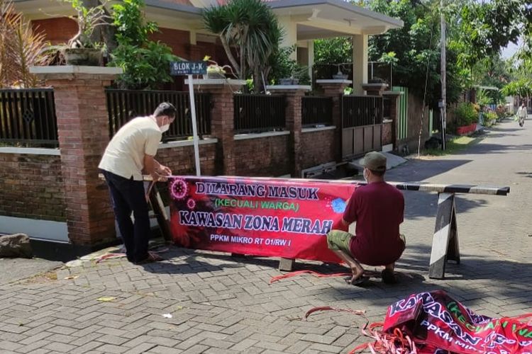 Lockdown di wilayah RT 01 RW 01 Kelurahan Tlogosari Wetan, Kota Semarang, Minggu (27/6/2021)