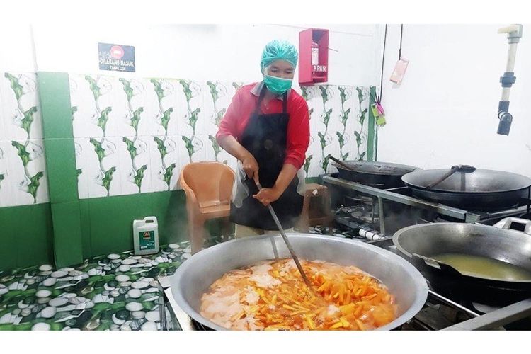 Katering pelanggan Engga kini jadi salah satu penyedia makanan pada program MBG. Ini secara tak langsung turut meningkatkan usaha penyediaan ikan miliknya. 