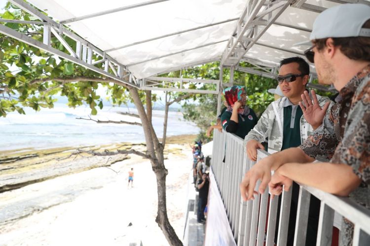 Menteri Pemuda dan Olahraga Imam Nahrawi meninjau Pantai Tanjung Setia, Kabupaten Pesisir Barat, Lampung yang menjadi lokasi ajang selancar internasional, Krui Pro 2018, pada Sabtu (14/4/2018).