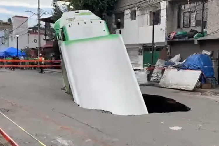 Sinkhole muncul di Iztapalapa, Kota Meksiko hingga sedalam delapan meter membuat truk terperosok dan memaksa delapan keluarga mengungsi, Sabtu (13/9/2025).