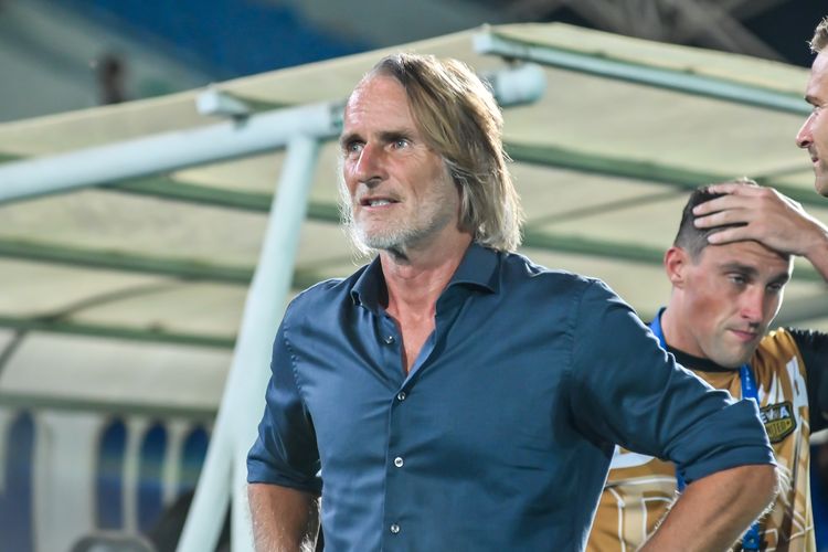 Pelatih Dewa United Jan Olde Riekerink harus menerima kekalahan memalukan atas Persib Bandung dalam skor 1-5 di Stadion Indomilk Arena, Minggu (26/11/2023) dalam pertandingan pekan ke-20 Liga 1 2023-2024. 