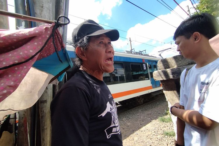 Herman (65), warga biasa yang membantu orang lain menyeberang rel kereta tanpa penjaga di depan ITC Roxy, alan Kyai Tapa, Gambir, Jakarta Pusat. (KOMPAS.com/XENA OLIVIA)