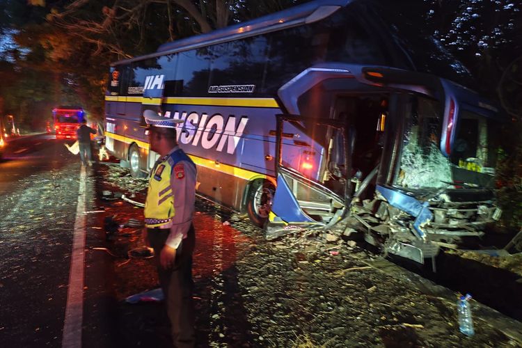 Mobil Hantam Bus di Jalur Denpasar-Gilimanuk, 2 Guru asal Banyuwangi Tewas
