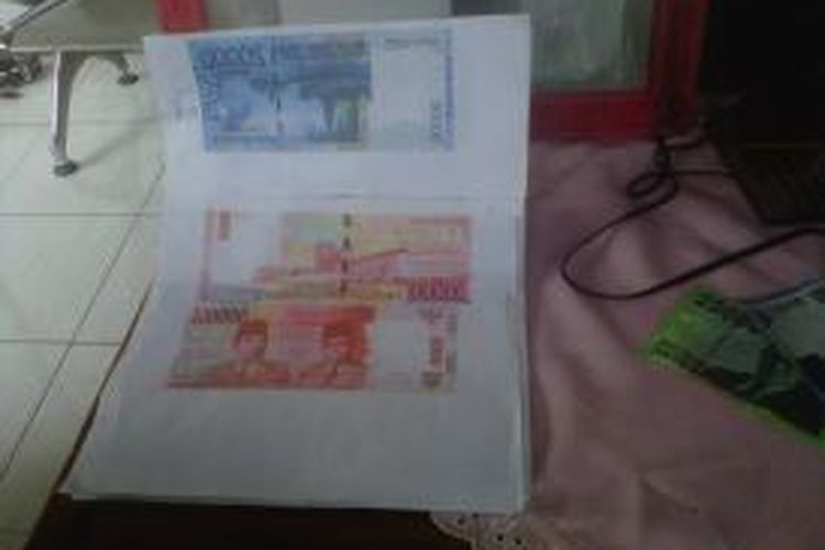 Uang palsu kertas pecahan Rp 20.000 , Rp 50.000 dan Rp 100.000 diprint dengan menggunakan kertas yang bertekstur kasar.
