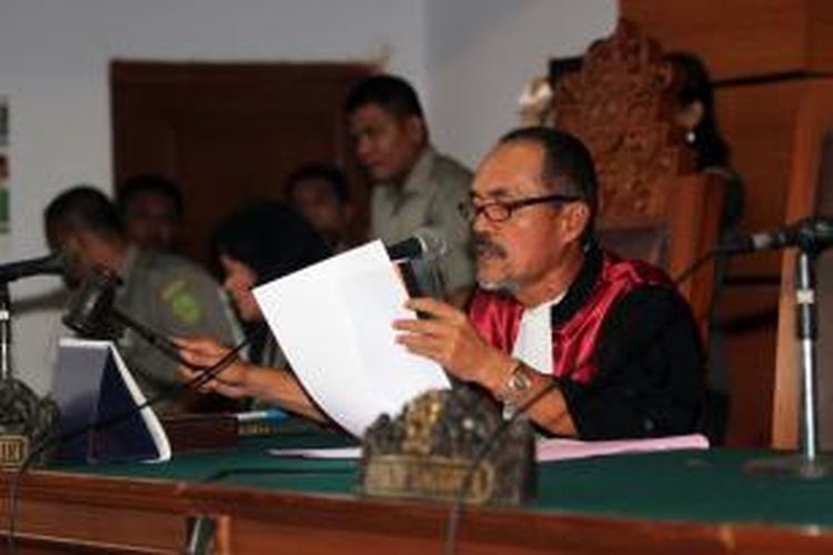 Hakim Sarpin Rizaldi hendak memimpin sidang perdana praperadilan penetapan Budi Gunawan sebagai tersangka pemilik rekening mencurigakan oleh KPK di Pengadilan Negeri Jakarta Selatan, Senin (2/2/2015). Sidang tersebut ditunda sampai minggu depan karena ketidakhadiran pihak tergugat.