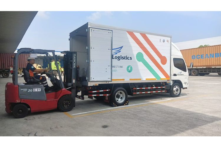 Kegiatan unloading muatan yang ada pada Fuso eCanter di gudang PT Yusen Logistics Indonesia. 