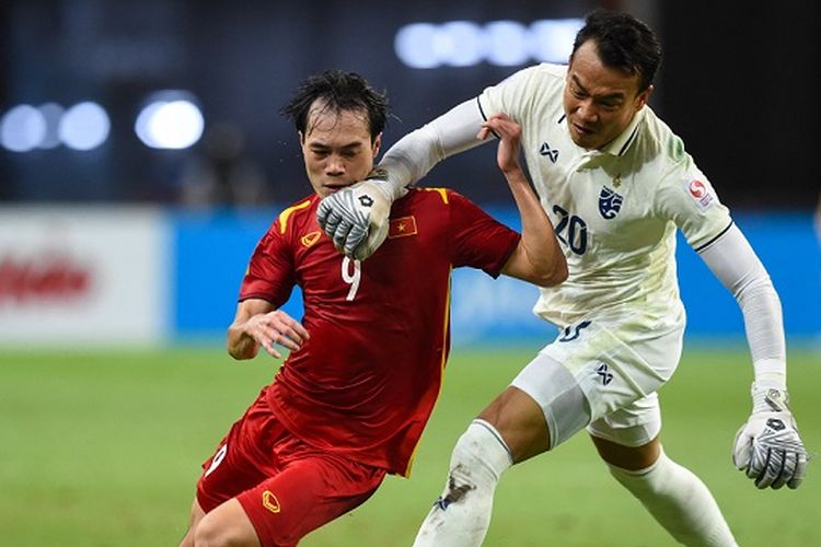 Kiper Thailand Chatchai Budprom yang keluar jauh dari sarangnya, melanggar pemain Vietnam Nguyen Van Toan pada leg pertama semifinal Piala AFF 2020 di Singapore National Stadium, Kamis (23/12/2021).