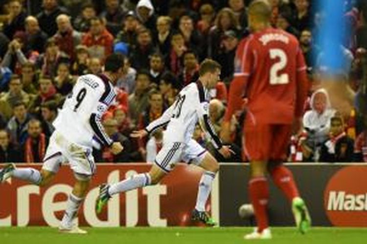 Gelandang Basel, Fabian Frei (tengah) saat merayakan golnya ke gawang Liverpool pada matchday keenam Grup B Liga Champions di Anfield, Selasa (9/12/2014). 