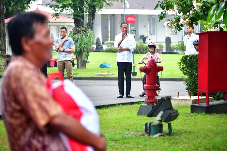 Presiden Joko Widodo saat mengisi hari cuti bersama dengan berbagi sembako ke warga sekitar Istana Kepresidenan Yogyakarta pada Jumat (24/5/2024).
