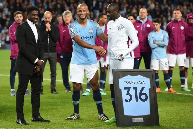 Perpisahan Yaya Toure dengan publik Stadion Etihad seusai laga Manchester City vs Brighton, Rabu (9/5/2018).