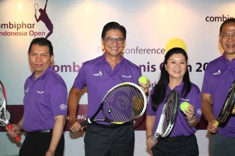 Michael Wanandi - CEO Combiphar menyerahkan cek senilai total hadiah Combiphar Tennis Open 2017 sebanyak USD 45,000 kepada Wibowo Suseno Wiryawan – General Chairman Persatuan Tenis Seluruh Indonesia (PP PELTI) dan disaksikan oleh Susan Subekti – Tournament Director Combiphar Tennis Open 2017 serta Fadjri D Roesman – Director of Sales & Marketing The Sultan Hotel Jakarta
