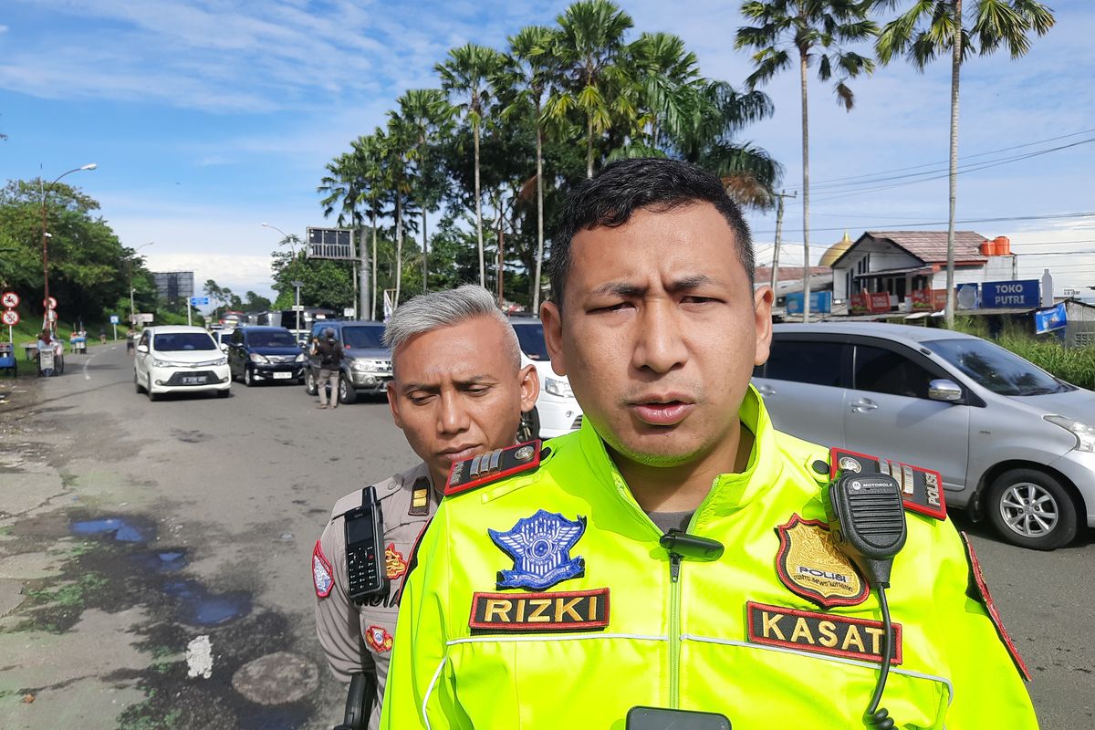 Kasat Lantas Polres Bogor AKP Rizky Guntama saat diwawancarai di Pospol Simpang Gadog, Puncak Bogor, Jawa Barat, Sabtu (25/1/2025).