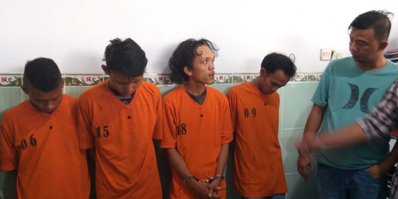 Empat pelaku pembunuhan IA (20) ketika berada diruang kamar jenazah Rumah Sakit (RS) Bhayangkara Palembang, Sumatera Selatan, Rabu (23/1/2019).