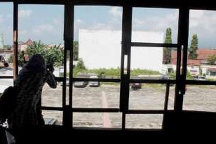 Layar Bioskop Terbuka Dari ruang duduk VIP, seorang peserta A Day to Walk memotret layar bioskop terbuka yang disebut misbar (gerimis bubar) di halaman bekas Bioskop Kelud di Kota Malang, Jawa Timur, Sabtu (12/3). Bioskop-bioskop tua itu selalu memberikan tempat bagi warga miskin. 