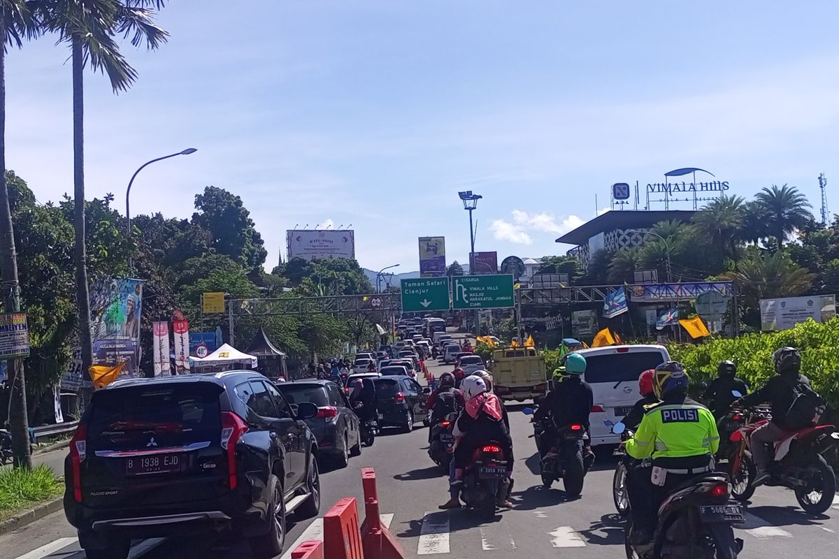 Situasi arus lalu lintas di kawasan Puncak Bogor, Jawa Barat, Minggu (18/12/2022).