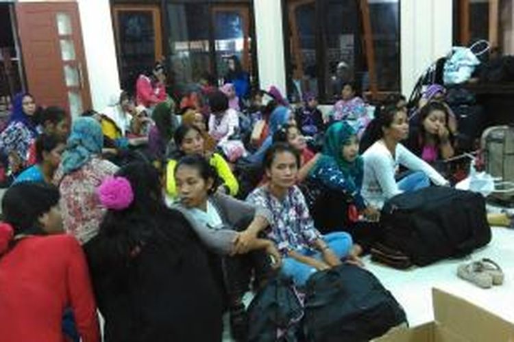 Puluhan calon TKI ilegal asal Nusa Tenggara Barat (NTB) saat ditampung di kantor LTSP NTB. 