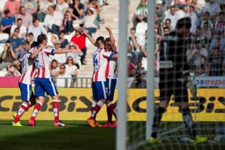 Gelandang Atletico Madrid, Saul Niguez, saat merayakan golnya ke gawang Cordoba pada pertandingan lanjutan Primera Division di El Nuevo Arcangel stadium, Sabtu (4/4/2015). 