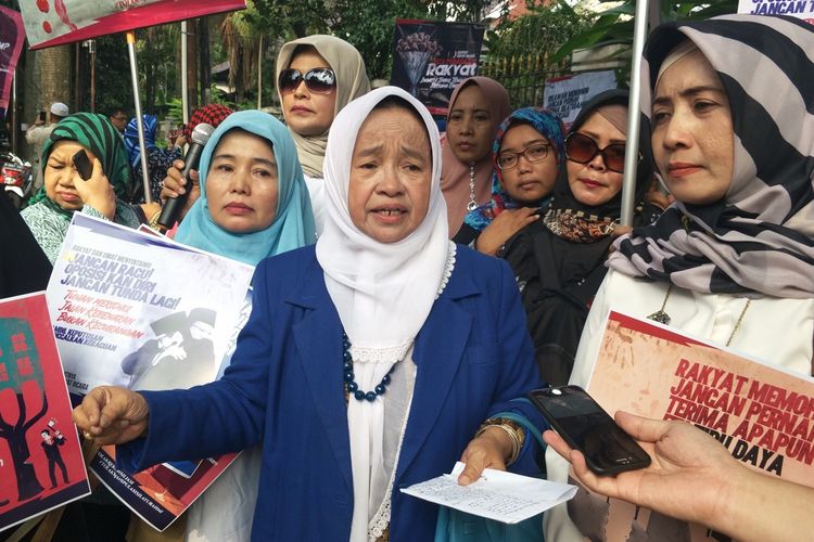 Koordinator aksi puluhan emak-emak pendukung Prabowo-Sandiaga, Nurdiati Akma, saat ditemui di depan kediaman Prabowo, Jalan Kertanegara, Jakarta Selatan, Jumat (5/7/2019).