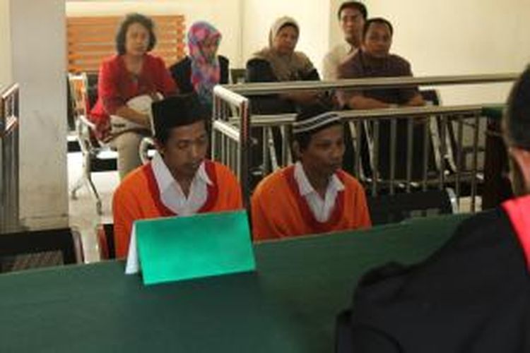 Dua pelaku pembunuhan balita di Kelurahan Kramas Kecamatan Tembalang, Kota Semarang dalam sidang pembelaan. Keduanya, Abdurrahman (kiri) dan Ahmad Musa (kanan) mengaku menyesal dan minta hukuman yang sepantasnya. 