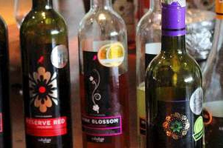 PT Sababay Industry, perusahaan wine di Blahbatuh, Kabupaten Gianyar, Bali, mengolah anggur dari petani anggur di Buleleng menjadi enam jenis wine pilihan, yakni Ludisia, Pink Blossom, Black Velvet, White Velvet, Reserve Bed, dan Moscato d'Bali seperti difoto pada Sabtu (11/6/2016). Wine lokal berkelas mengangkat derajat anggur dari Buleleng.