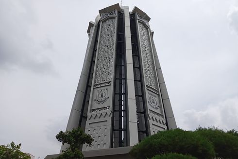 [BERITA FOTO] Sempat Diejek Mirip Toren Air, Begini Penampakan Tugu Pamulang yang Kini Digandrungi Warga