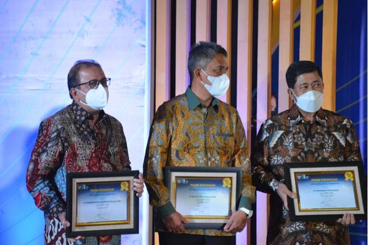 Direktur Utama PT PP (Persero) Tbk Novel Arsyad saat menerima penghargaan dalam ajang Apresiasi Mitra BUMN Champion 2022 yang diselenggarakan langsung oleh Kementerian BUMN. 