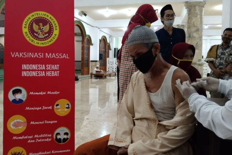 Pelaksanaan vaksinasi di Masjid Agung Al Munawar dengan menggandeng BIN