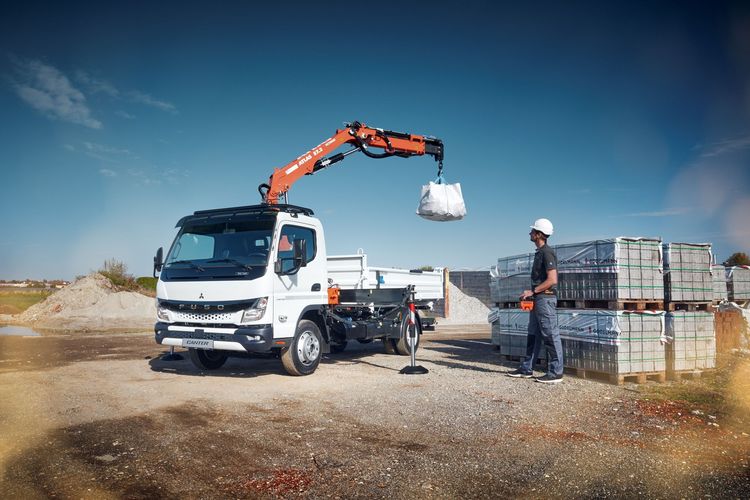 Robust, effizient und batterieelektrisch: Daimler Truck-Tochter FUSO präsentiert auf der bauma 2022 den Next Generation eCanter mit Abrollkipper für die Baubranche 

Robust, efficient and battery-electric: Daimler Truck subsidiary FUSO presents the Next Generation eCanter with roll-off tipper for the construction industry at bauma 2022 