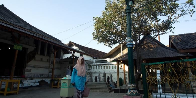 Suasana Kompleks Makam Sunan Gunung Jati atau Syarif Hidayatullah, Cirebon, Jawa Barat, Selasa (1/7/2014). Sebagai salah satu anggota Walisongo, Sunan Gunung Jati memiliki peran penting dalam menyebarkan agama Islam di tanah Jawa. 