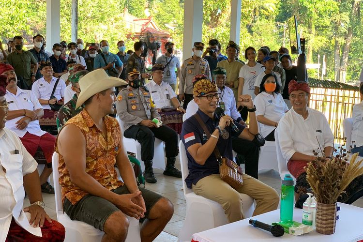 Menteri Pariwisata dan Ekonomi Kreatif (Menparekraf) Sandiaga Salahuddin Uno saat berkunjung di Desa Wisata Sudaji, Kecamatan Sawan, Kabupaten Buleleng, Provinsi Bali.