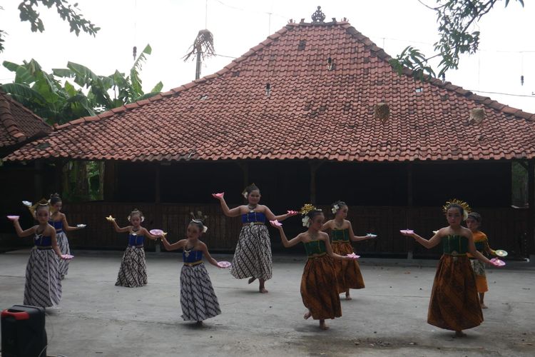 Merawat Cerita Pesisir Demak Lewat Tari, Penciptaan dan Penerang Kegelapan