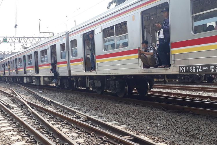 Kereta Listrik (KRL) terhenti karena listrik pada di Jatinegara, Jakarta Timur, Minggu (4/8/2019).