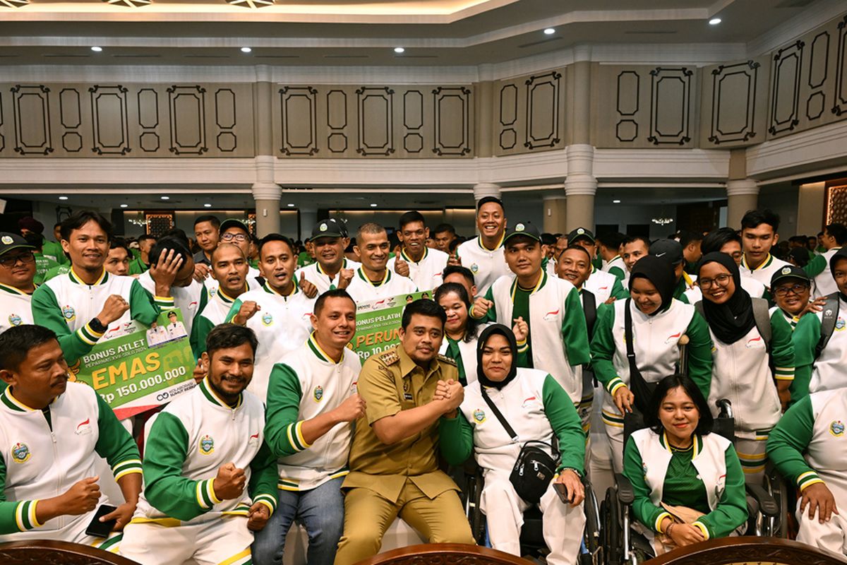 Gubernur Sumatera Utara Bobby Nasution berfoto dengan atlet Peparnas Sumut usia memberikan bonus prestasi, Selasa (25/3/2025)
