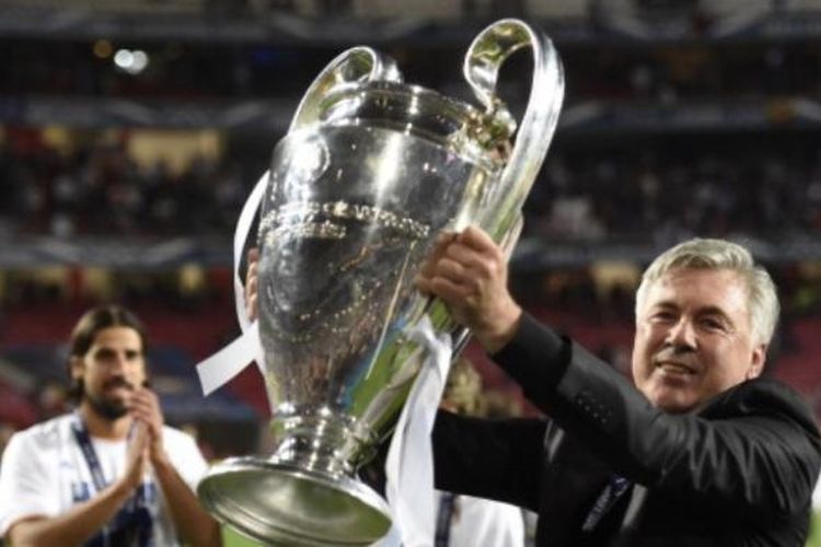 Carlo Ancelotti mengangkat trofi Liga Champions usai Real Madrid menang 4-1 atas Atletico Madrid pada partai final di Estadio da Luz, Lisabon, Sabtu (24/5/2014). Ini menjadi trofi bergengsi Ancelotti bersama Real Madrid, sebelum dipecat dan pindah ke Bayern Muenchen. 