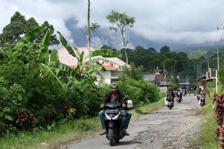 Suasana kepanikan warga ketika awan panas guguran Gunung Semeru kembali terlihat dari Desa Sumber Mujur, Candipuro, Lumajang, Jawa Timur, Kamis (16/12/2021). Erupsi Gunung Semeru kembali terjadi pada pukul 09.10 WIB yang menyebabkan warga dan relawan panik.
