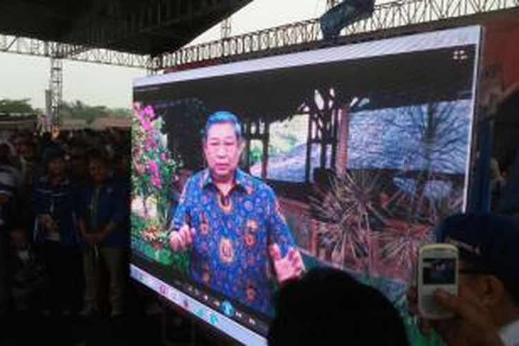 Video berisi dukungan dari Ketua Umum Partai Demokrat Susilo Bambang Yudhoyono saat ditampilkan dalam acara kampanye pasangan calon wali kota dan wakil wali kota Depok nomor urut dua, Idris Abdul Shomad dan Pradi Supriyatna, di Lapangan Irekap, Cilodong, Depok, Jumat (4/12/2015). 
