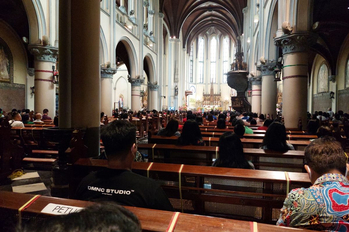 Suasana misa natal di dalam Gereja Katedral, Sabtu (25/12/2021).