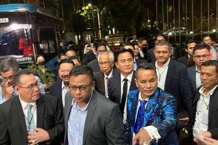 Tim hukum pasangan calon presiden dan calon wakil presiden nomor urut 2, Prabowo Subianto dan Gibran Rakabuming Raka mendatangi Gedung Mahkamah Konstitusi (MK) Senin (25/3/2024) malam. Tim Pembela Prabowo-Gibran itu di antaranya adalah Yusril Ihza Mahendra, Otto Hasibuan, Hinca Pandjaitan, Hotman Paris, hingga OC Kaligis.