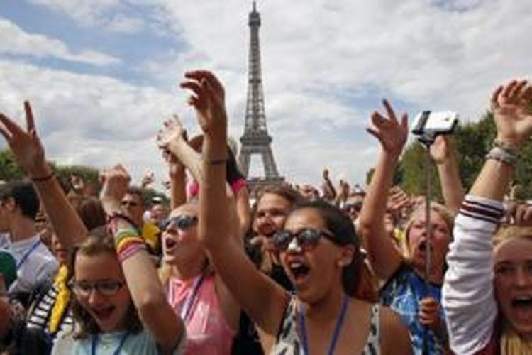 Anak-anak menikmati konser di acara Vacation for Everyone di Menara Eiffel di Paris, Perancis, Rabu  (19/8/2015).