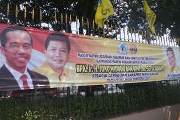 Spanduk bertuliskan dukungan terhadap Joko Widodo dan Setya Novanto untuk maju Pemilu Presiden 2019 terpajang di lokasi penyelenggaraan Rapimnas Golkar di JCC, Senayan, Jakarta, Rabu (27/7/2016)
