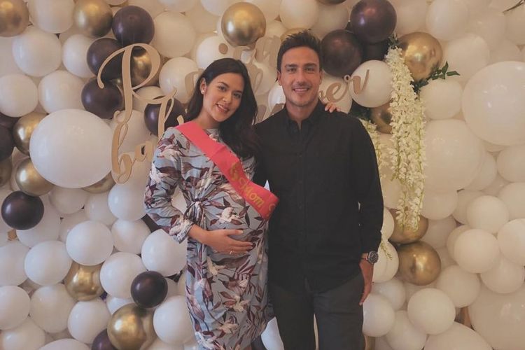 Raisa dan Hamish Daud dalam acara baby shower untuk menanti kelahiran anak pertama mereka.
