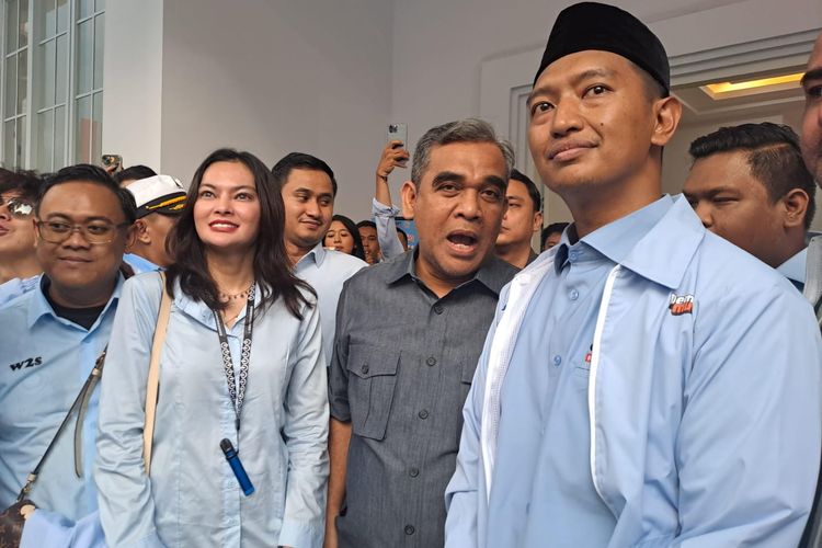 Wakil Ketua TKN Prabowo-Gibran, Ahmad Muzani (tengah) dan Komandan TKN Fanta Arief Rosyid (kanan) saat ditemui di markas TKN Fanta, Jakarta, Kamis (14/12/2023). 